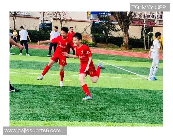 小孩子踢足球的最佳年龄是什么时候如何培养他们的兴趣和技能