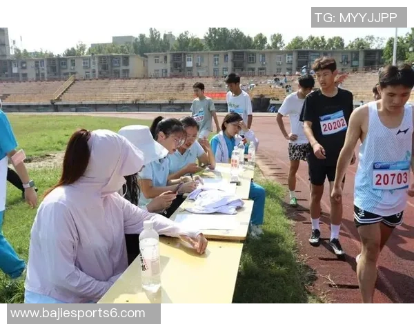 一座梦想与激情交织的足球场见证青春的奋斗与荣耀